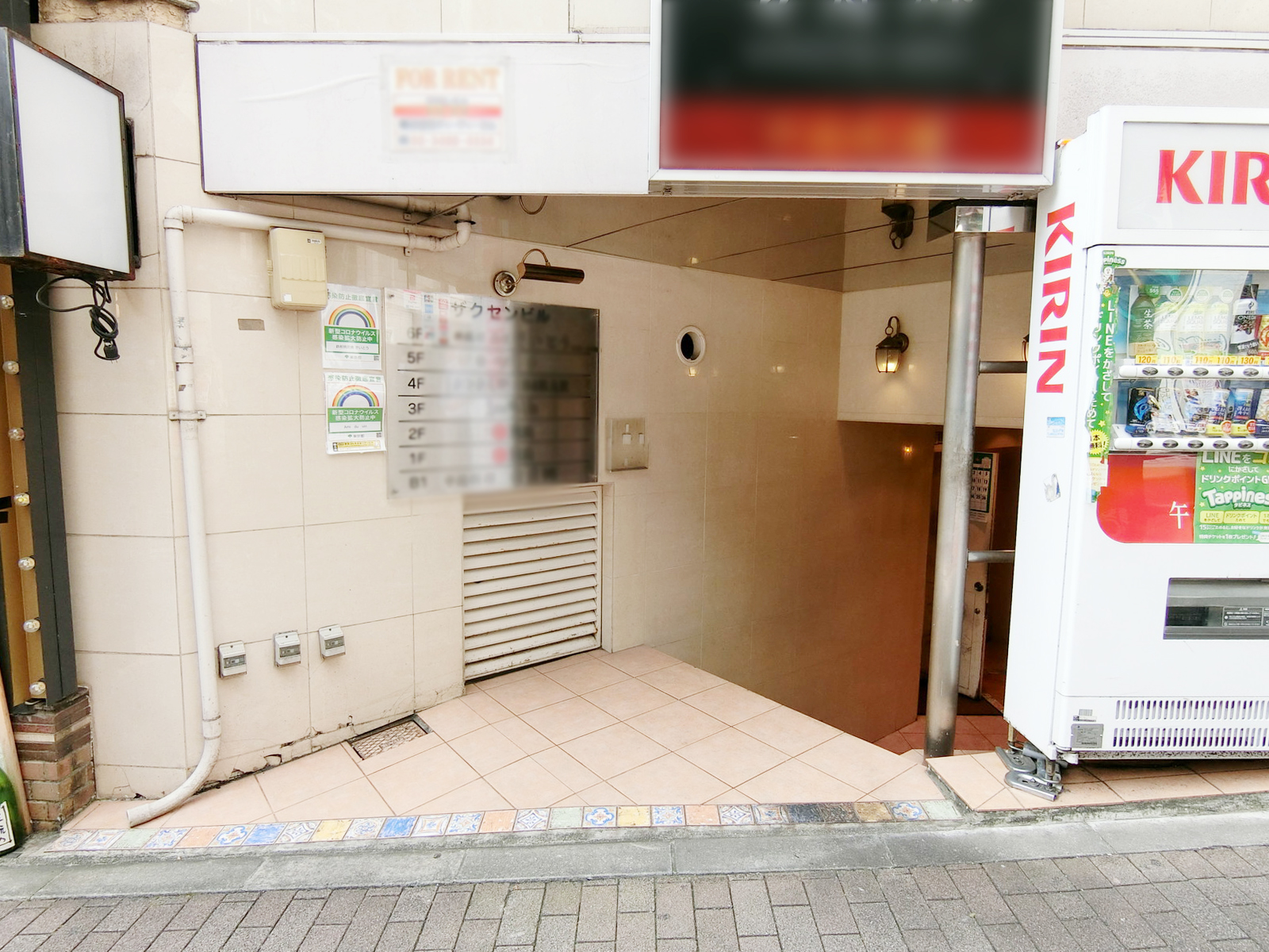 オフィスビル出入り口
