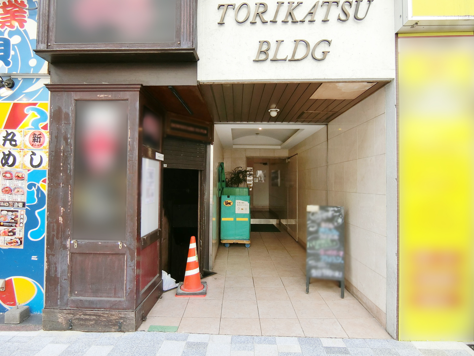 オフィスビル出入り口
