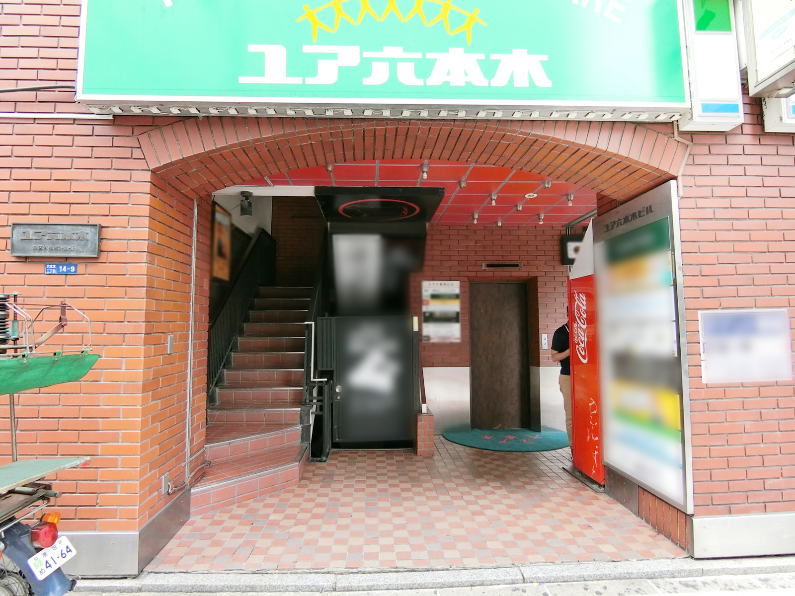 オフィスビル出入り口