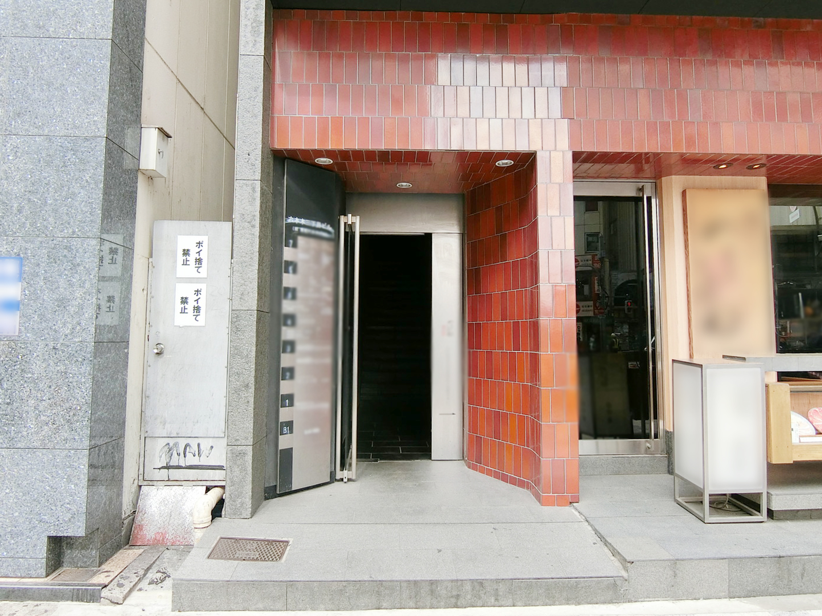 オフィスビル出入り口
