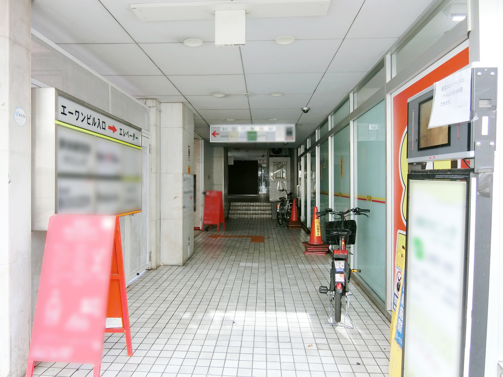 オフィスビル出入り口
