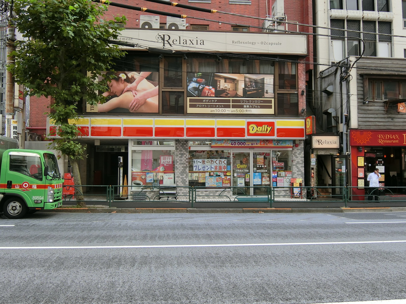 1階：デイリーヤマザキ 六本木五丁目店
