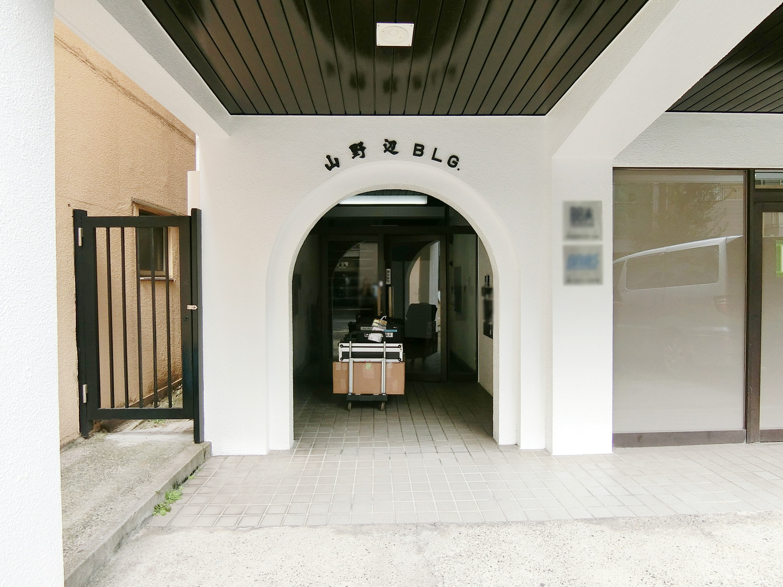 オフィスビル出入り口