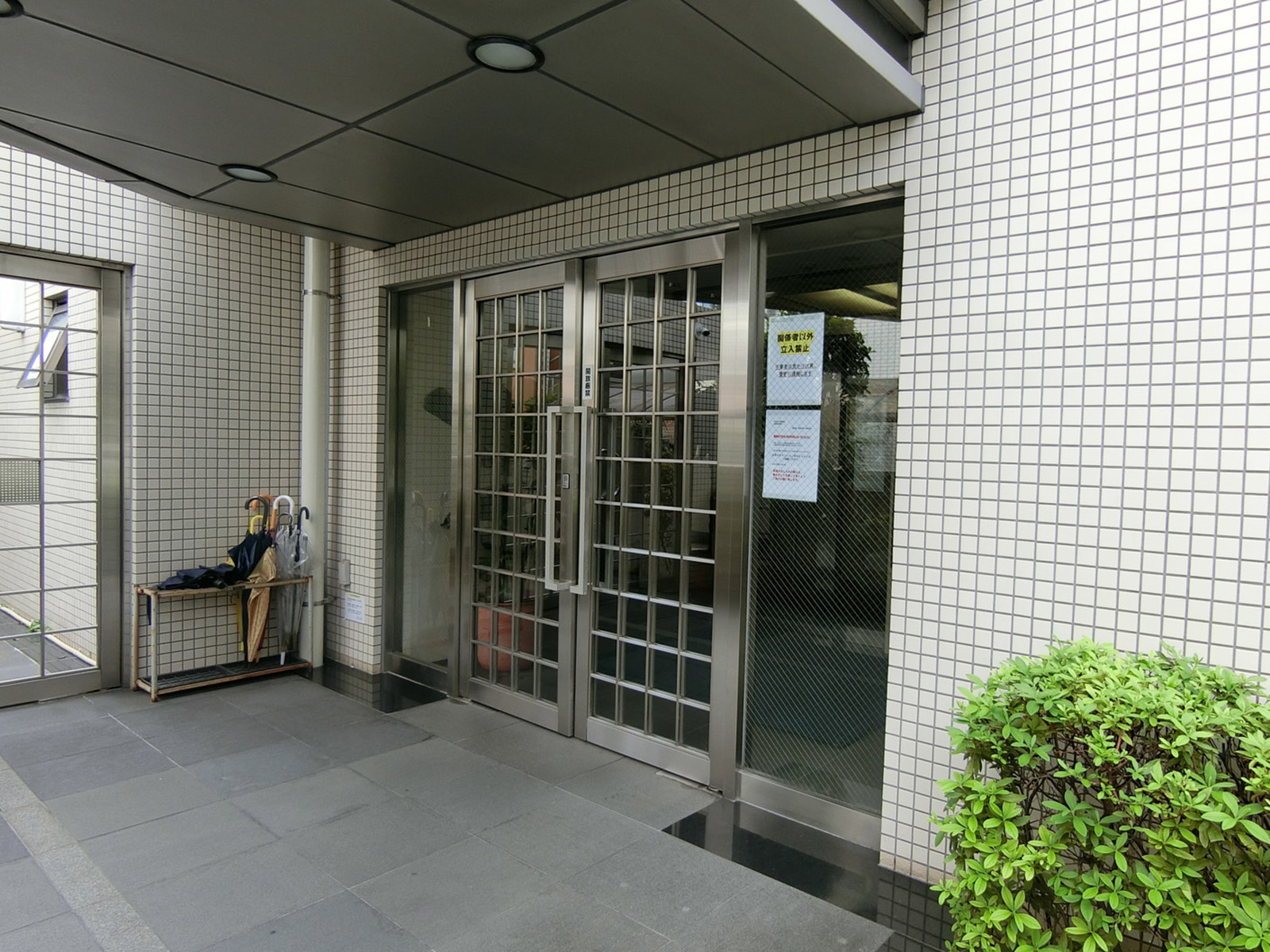 オフィスビル出入り口