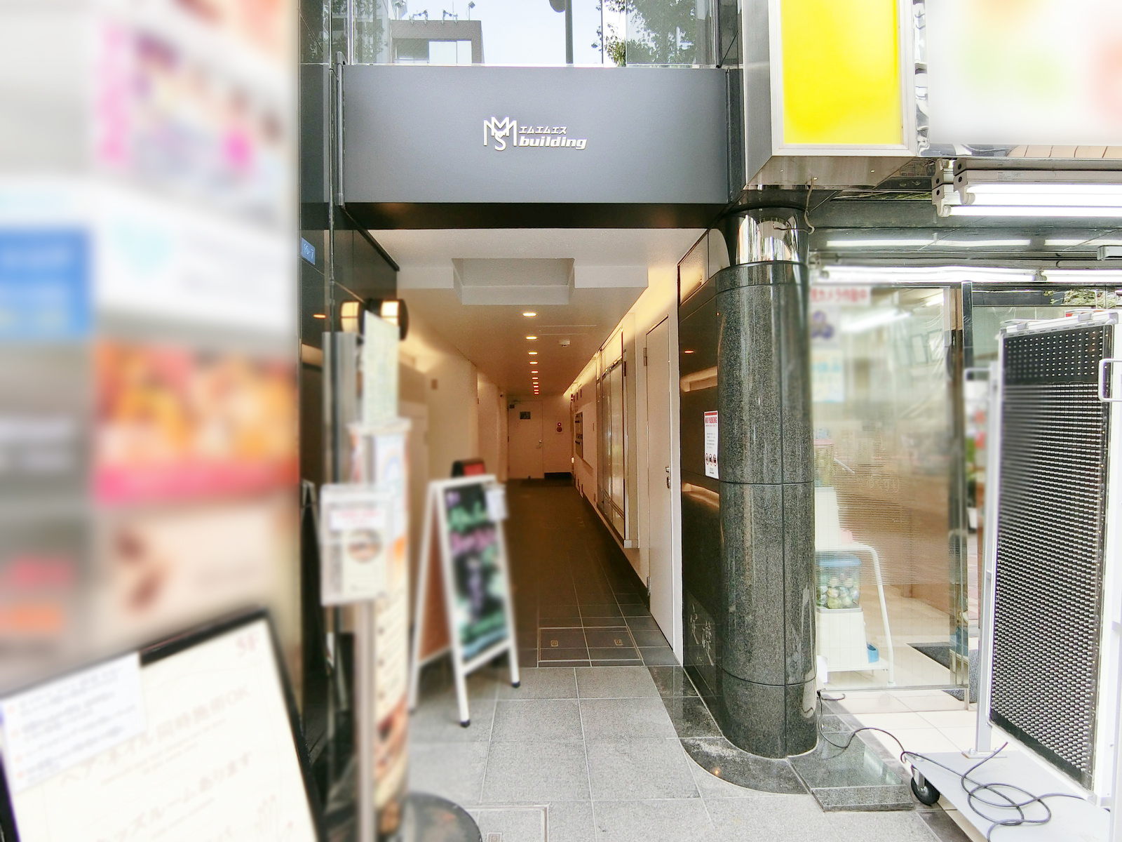 オフィスビル出入り口