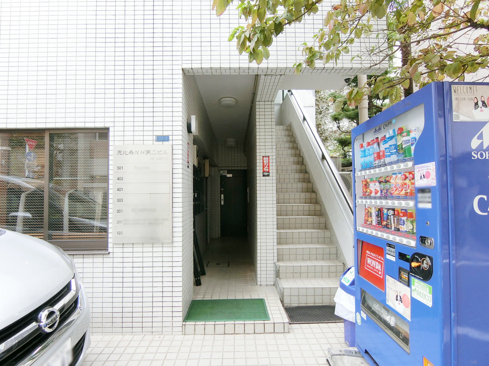 オフィスビル出入り口