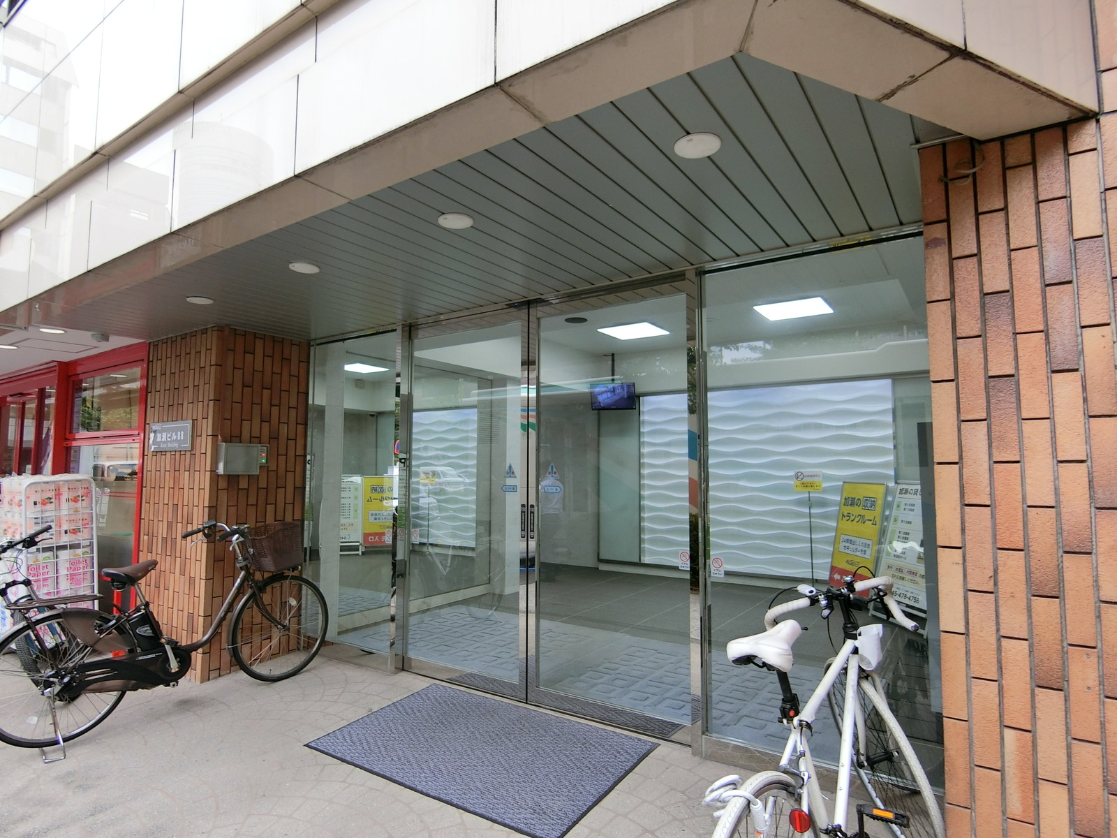 オフィスビル出入口