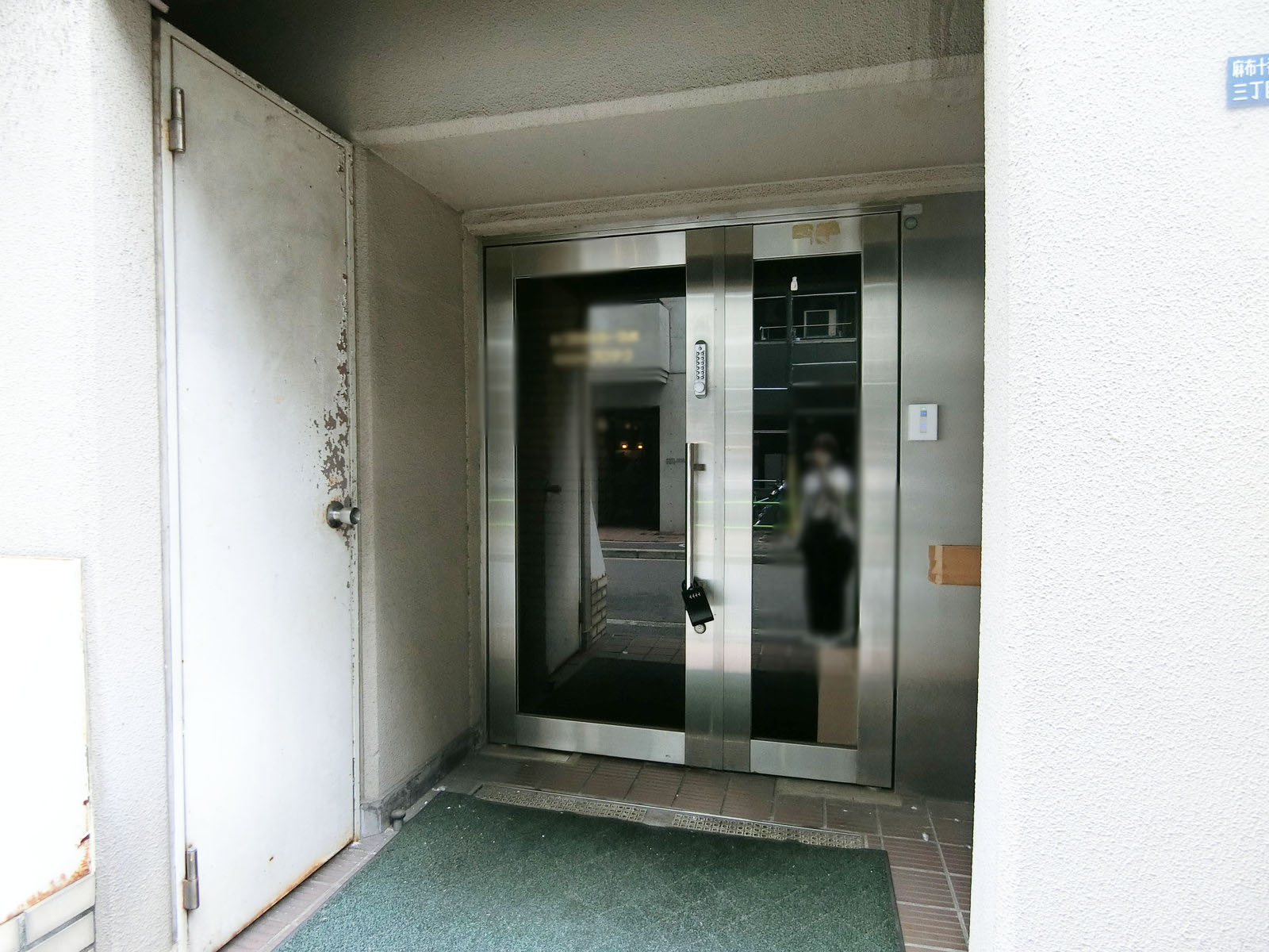 オフィスビル出入口