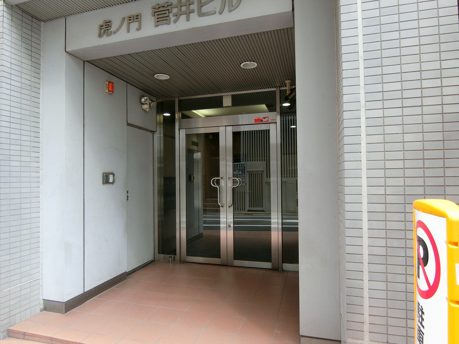 オフィスビル出入り口
