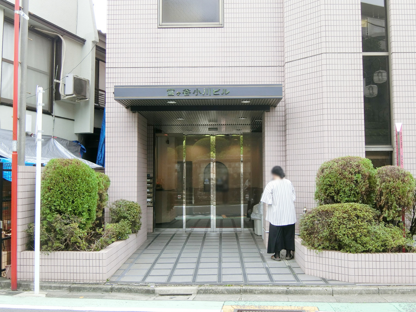 オフィスビル出入口