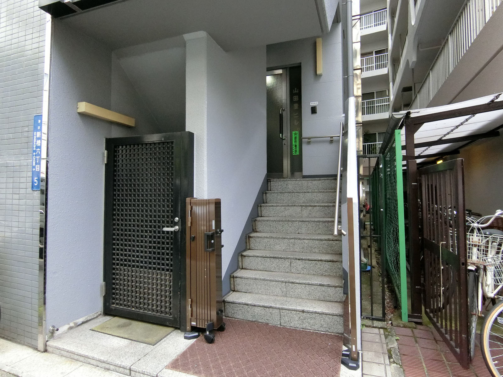 オフィスビル出入口