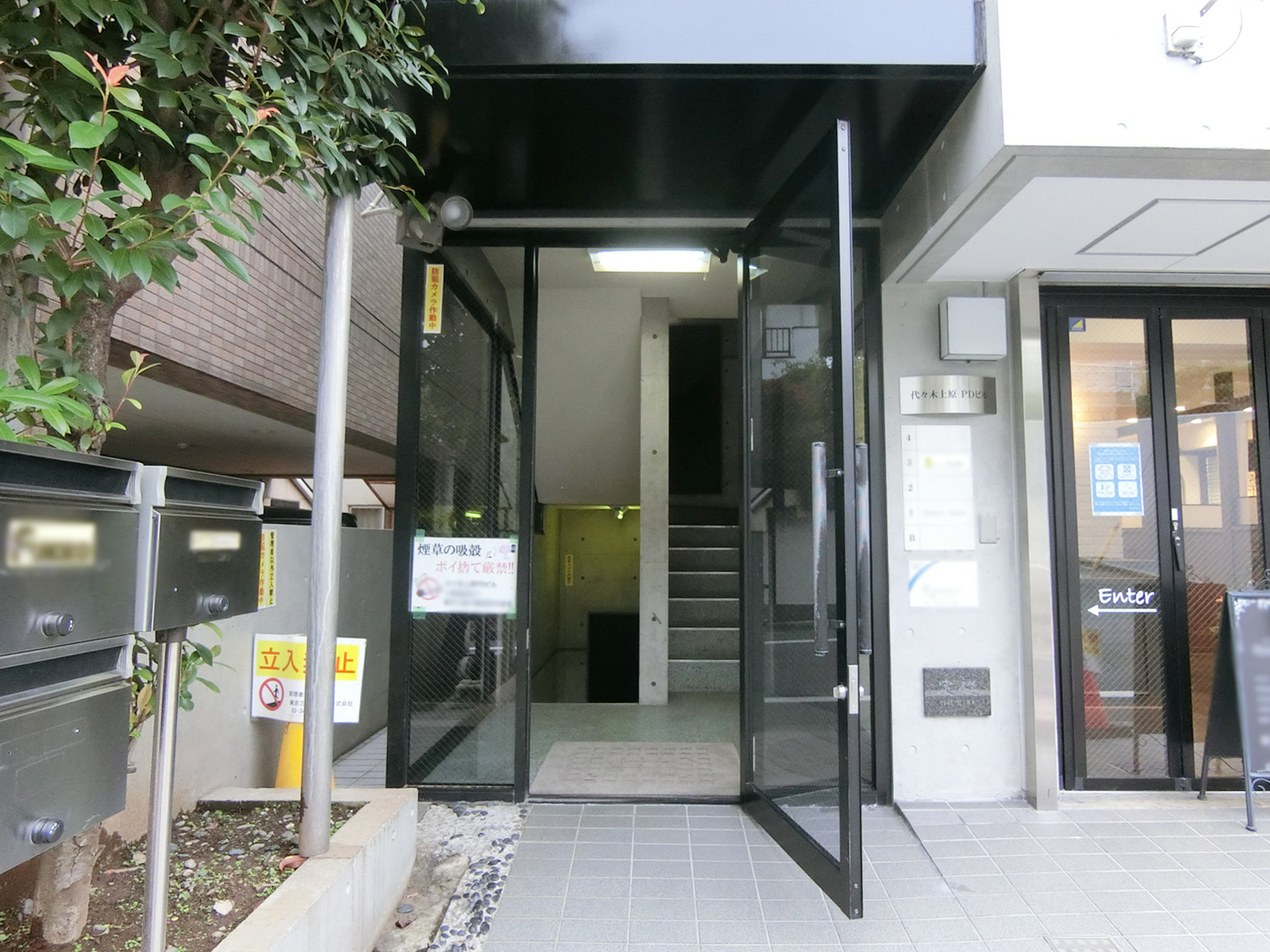 オフィスビル出入り口