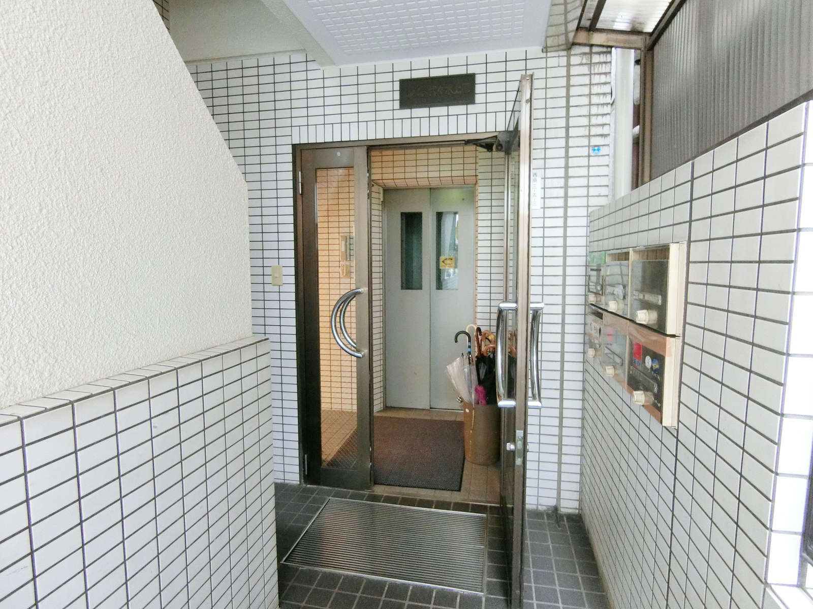 オフィスビル出入り口