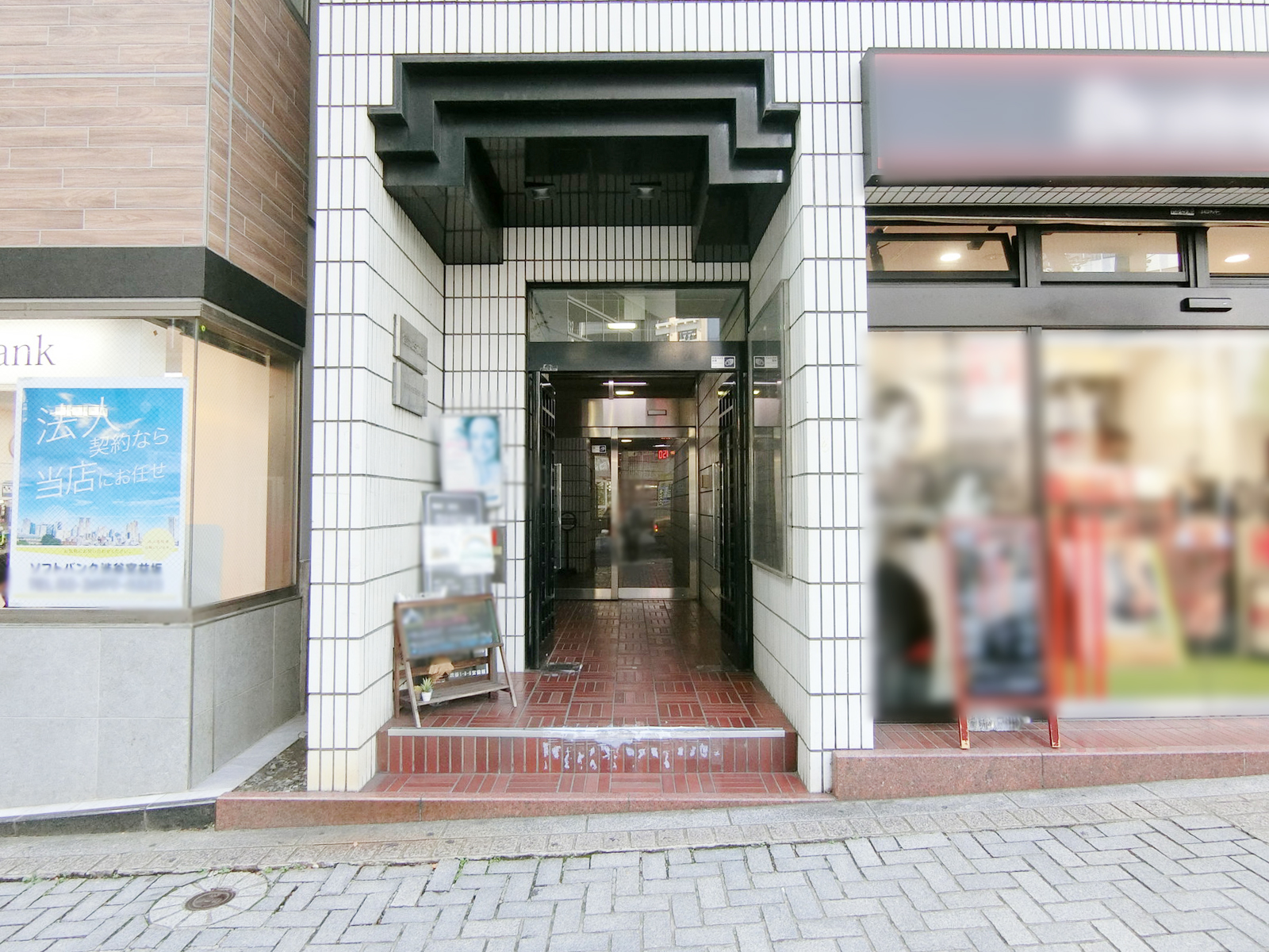 オフィスビル出入り口