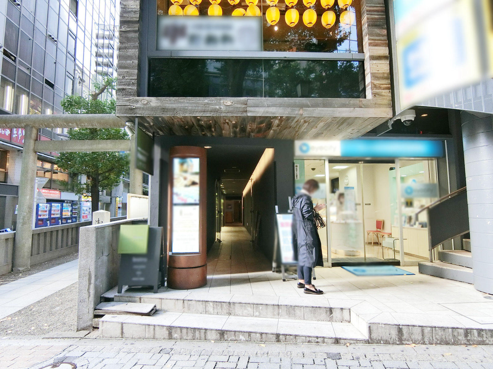 オフィスビル出入り口