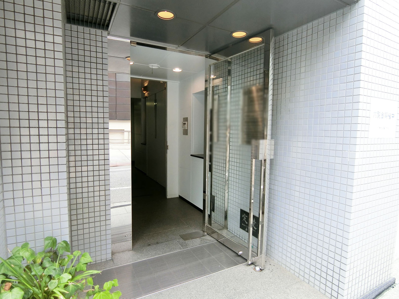 オフィスビル出入口