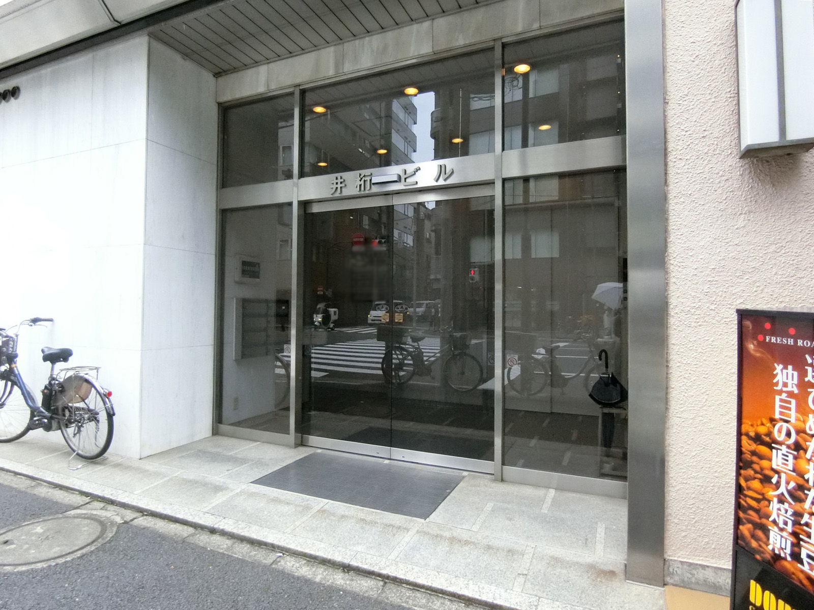 オフィスビル出入り口