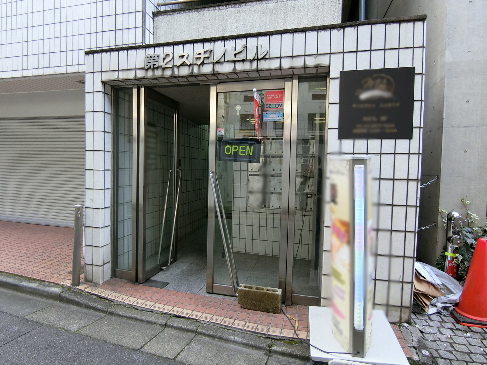 オフィスビル出入り口