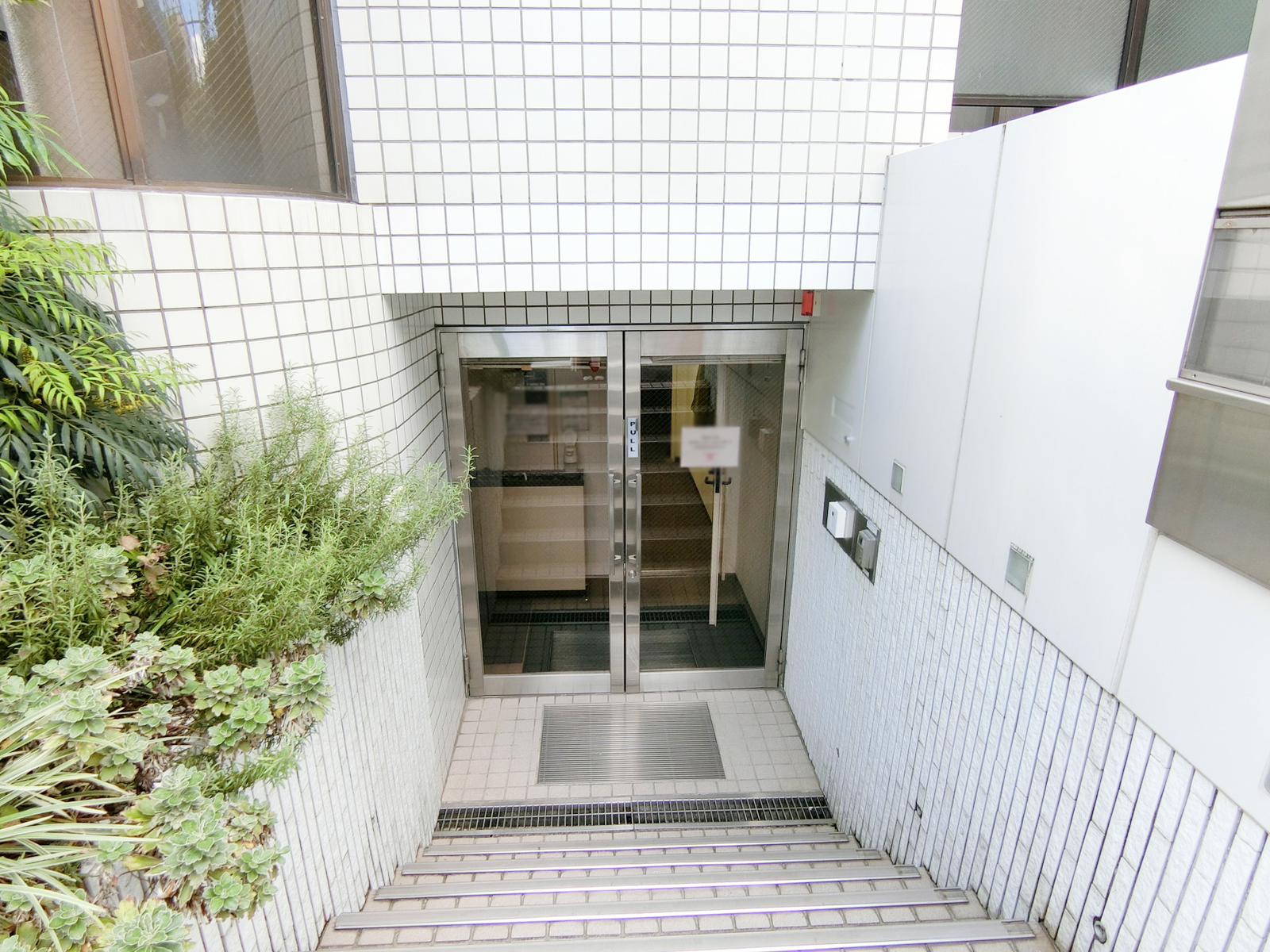 オフィスビル出入口