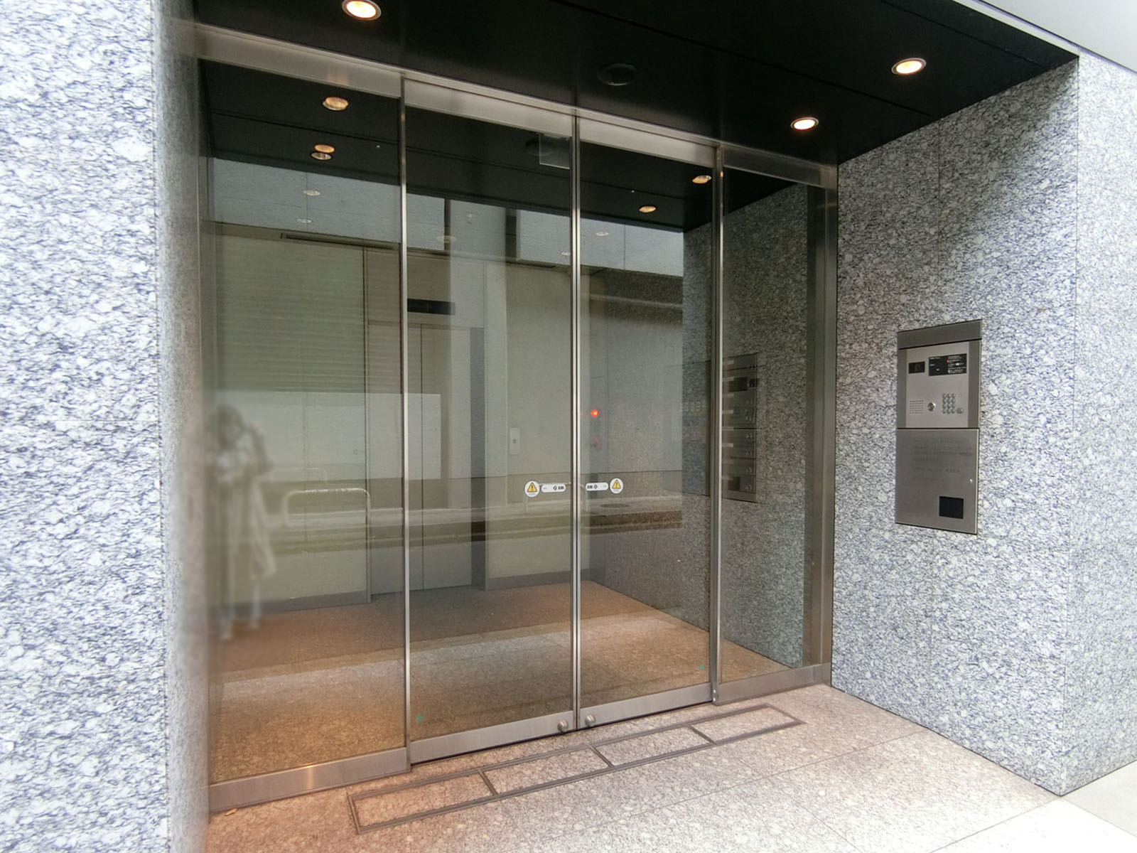オフィスビル出入口
