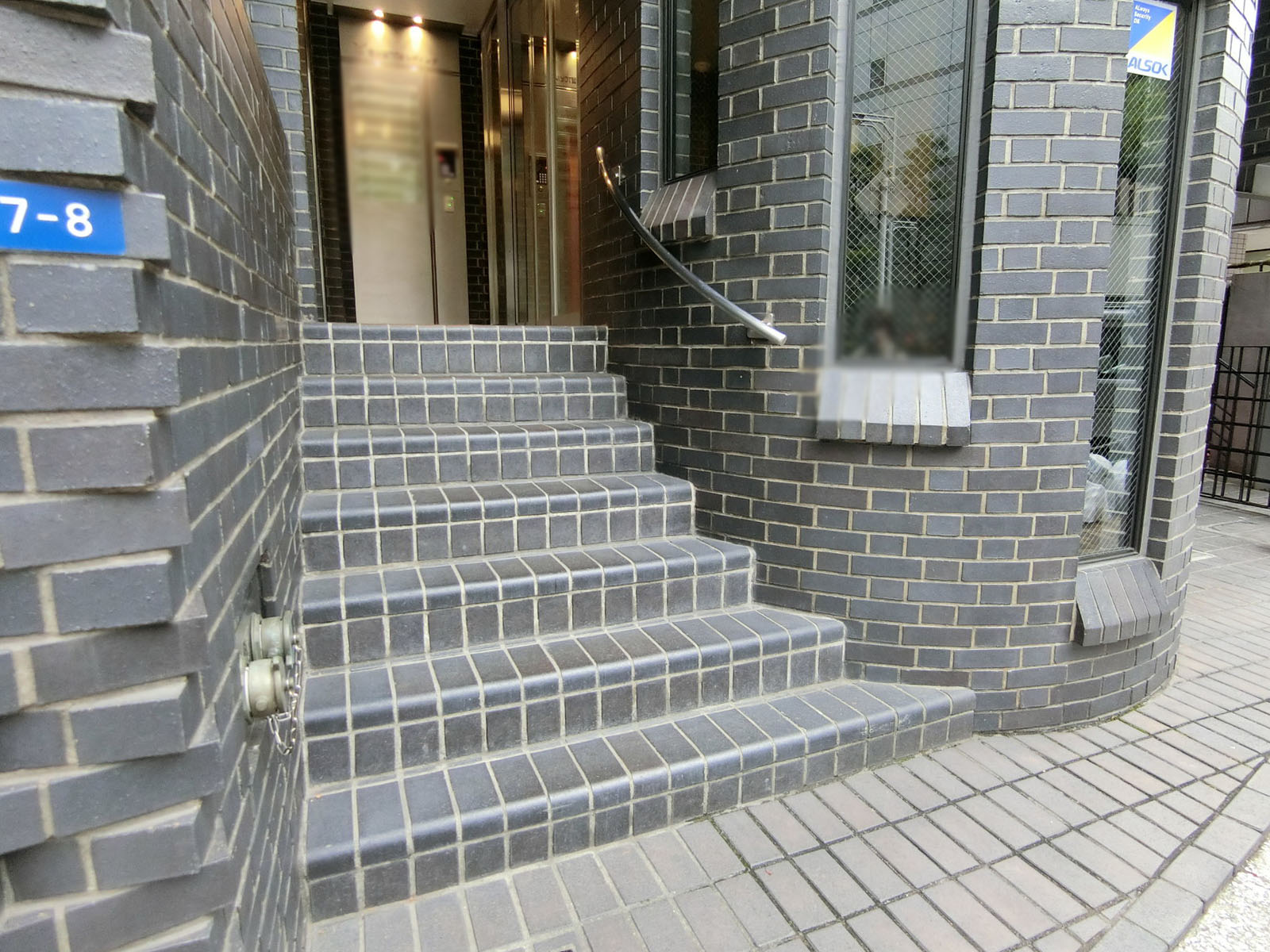 オフィスビル出入口