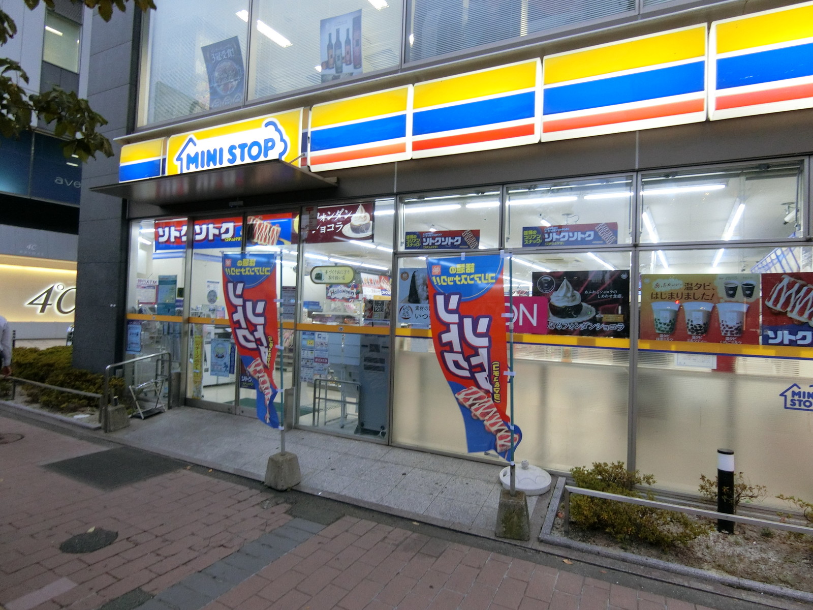 1階のミニストップ 福岡渡辺通3丁目店