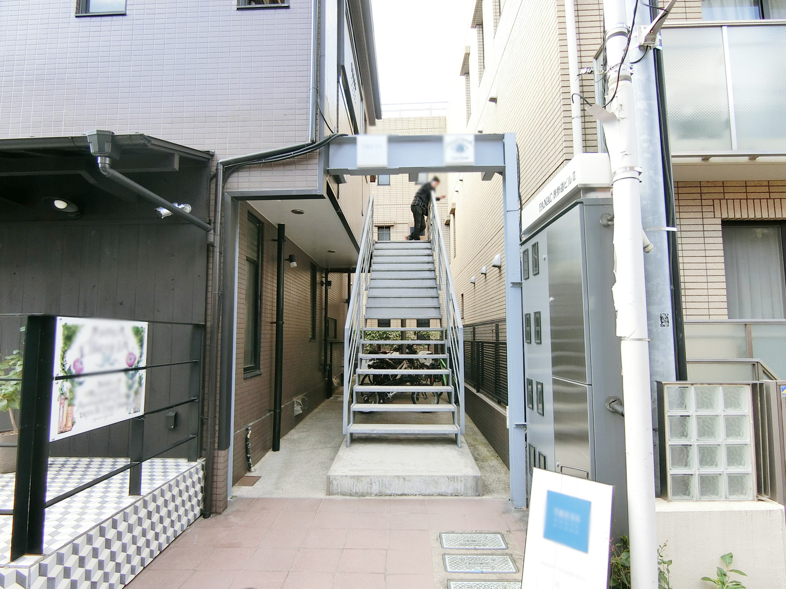 オフィスビル出入り口