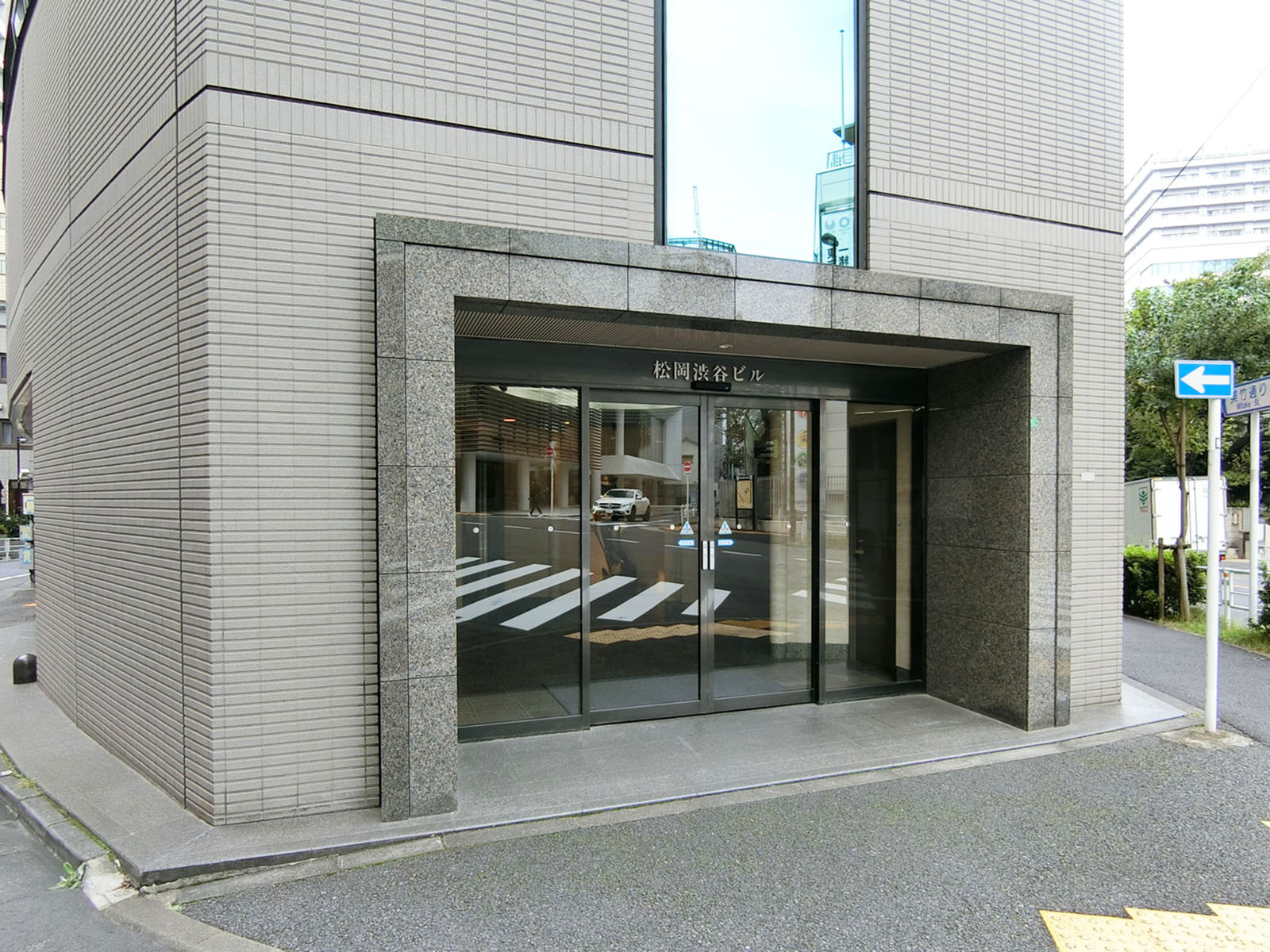 オフィスビル出入口