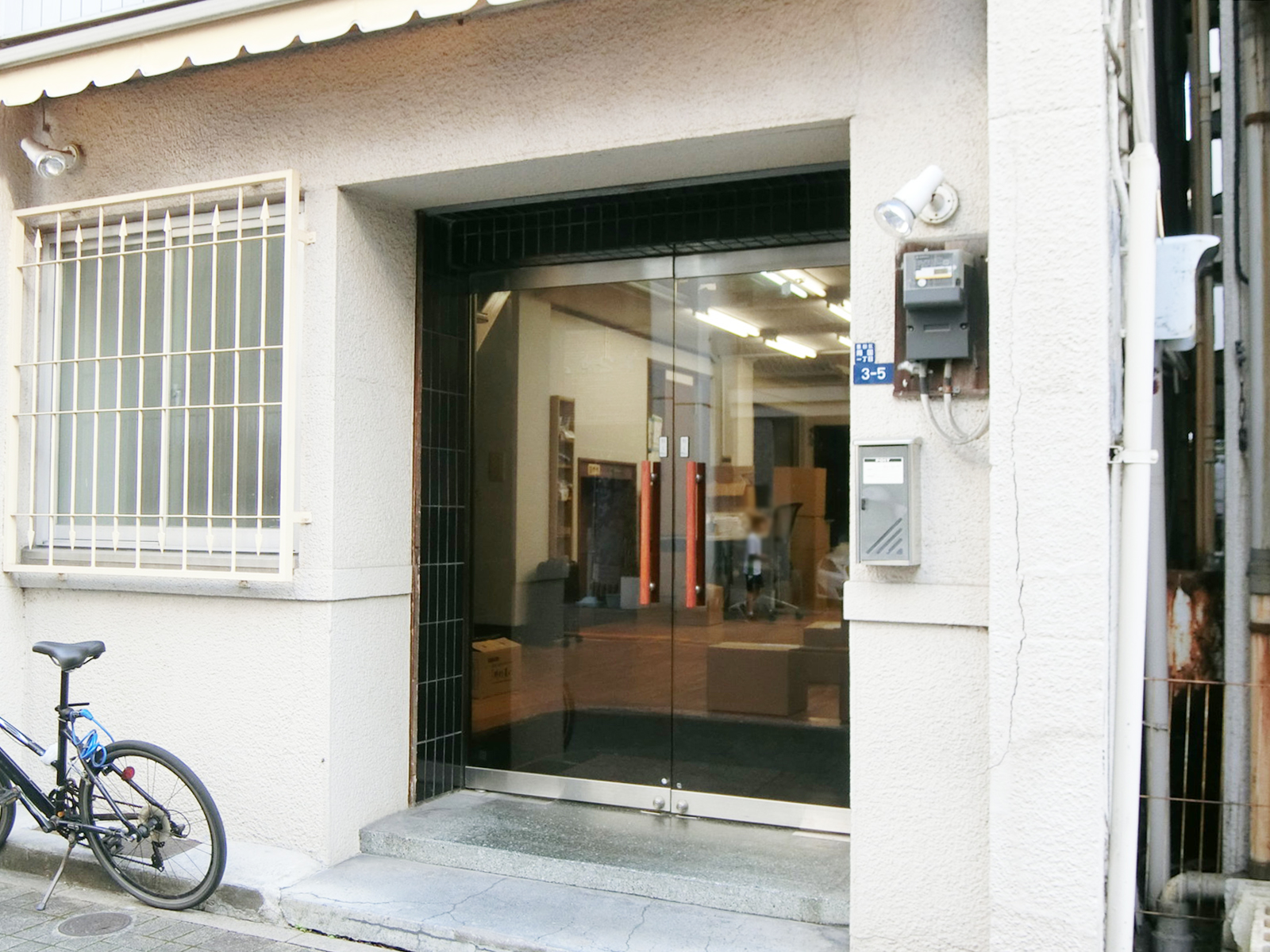 オフィスビル出入り口
