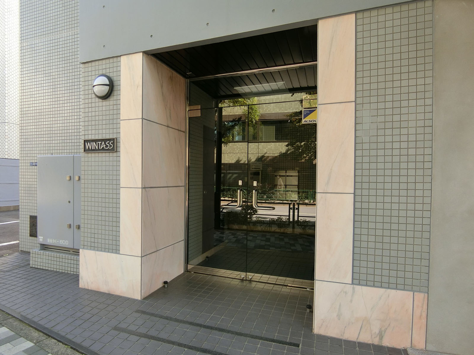 オフィスビル出入口