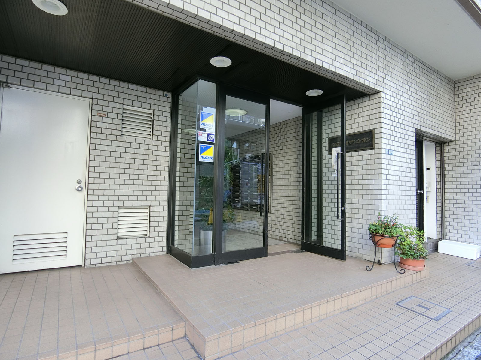 オフィスビル出入口