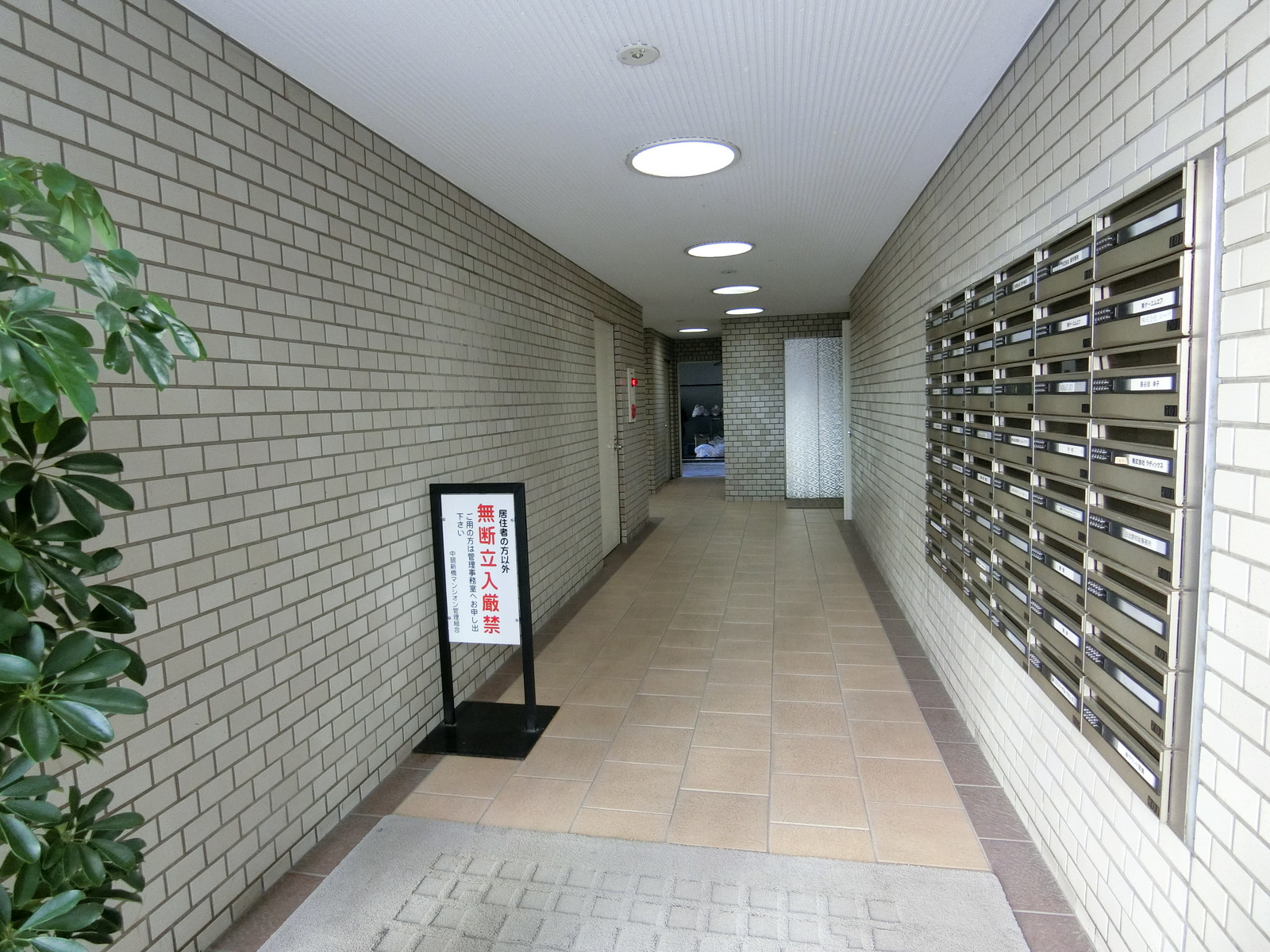 エントランス内部