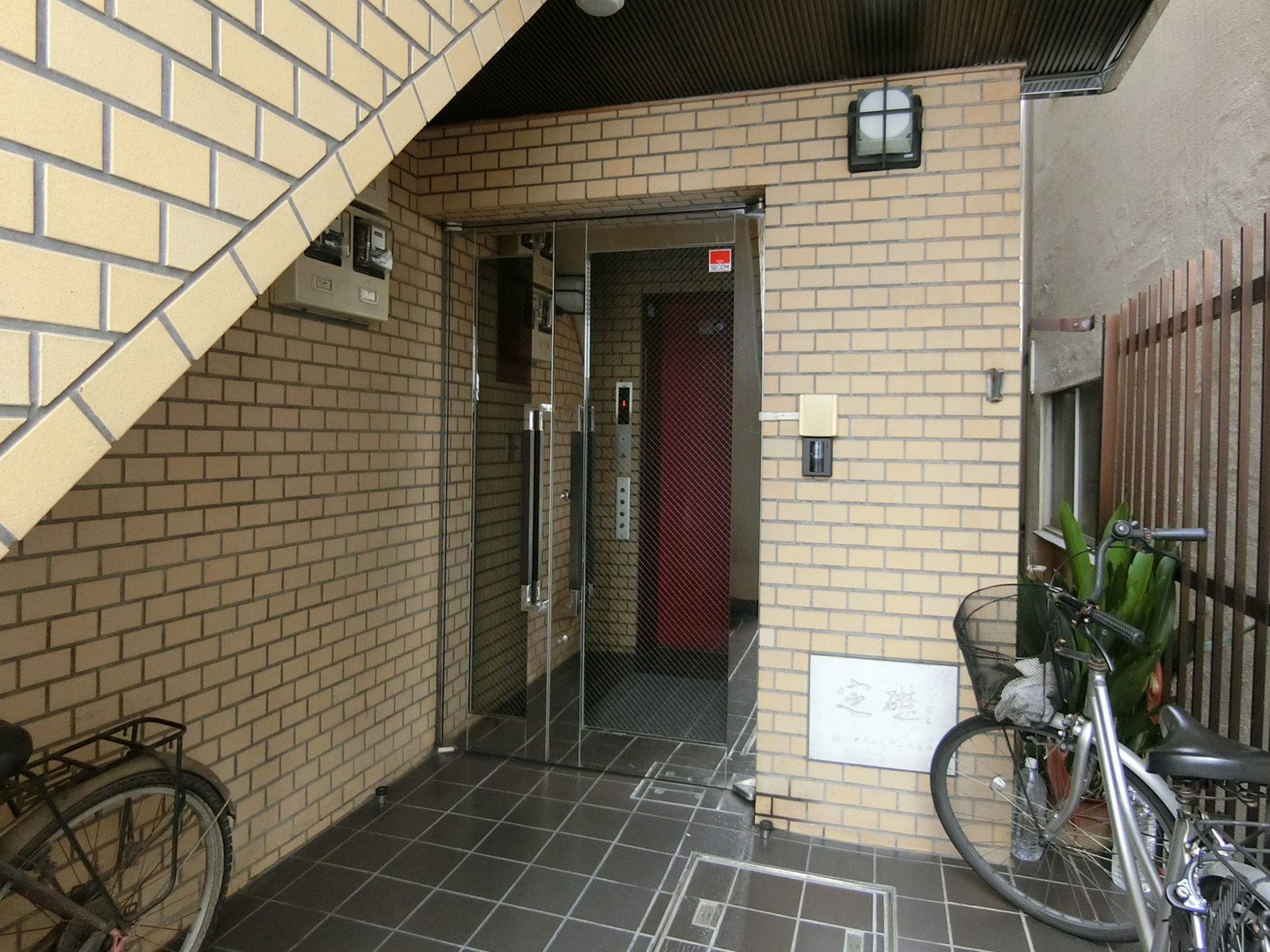 オフィスビル出入り口