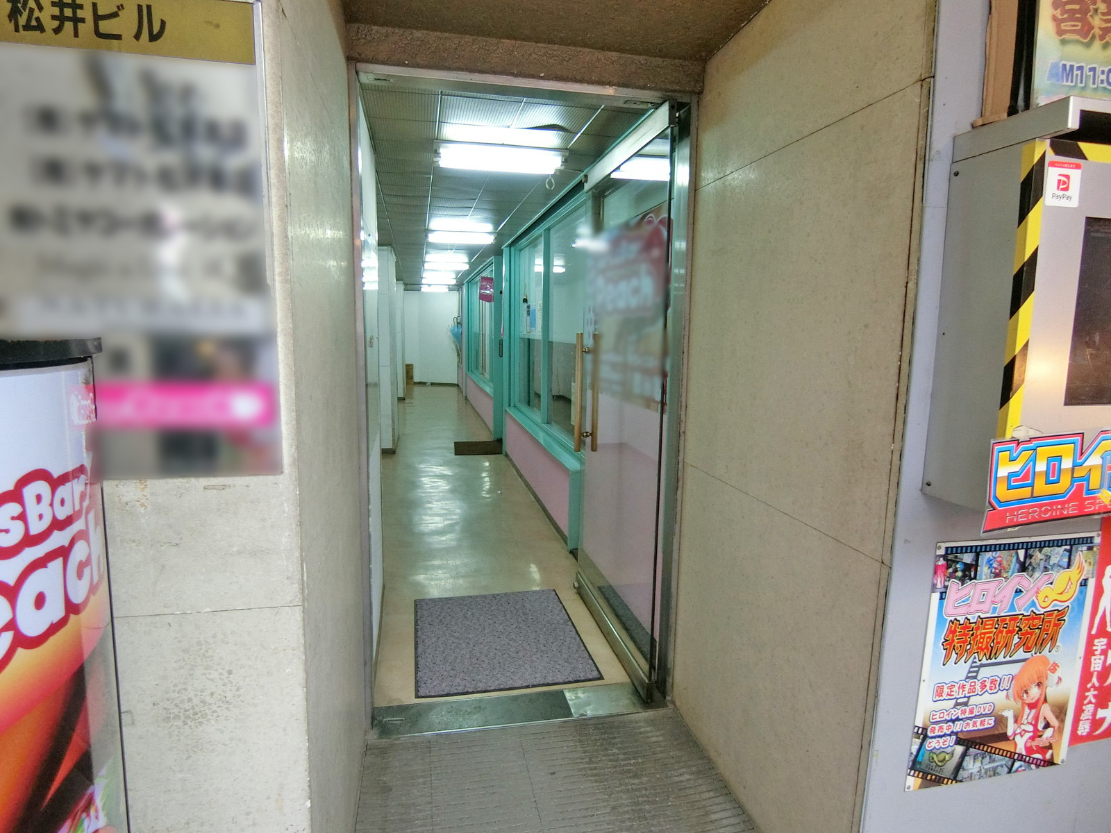 オフィスビル出入り口
