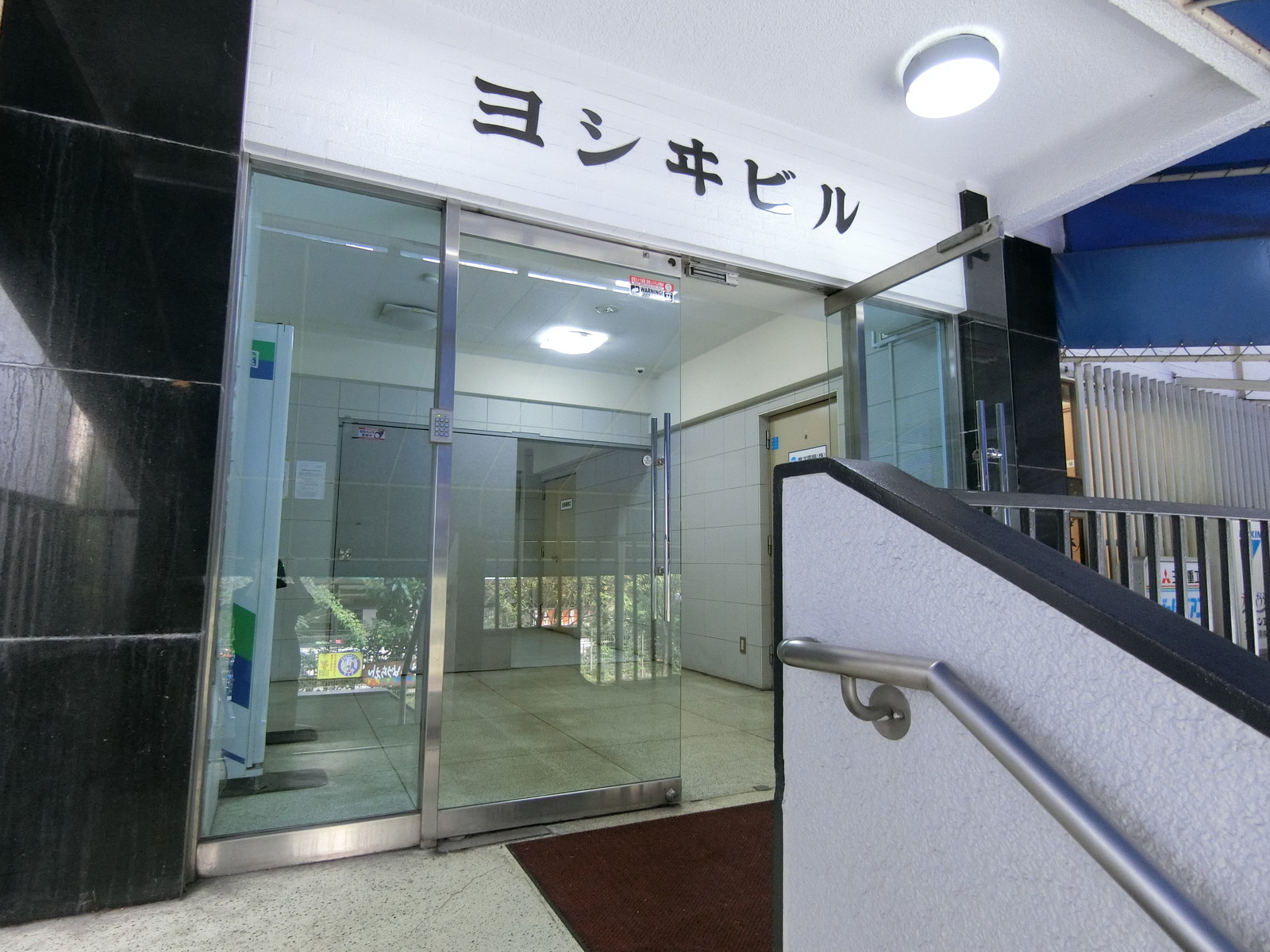 オフィスビル出入り口