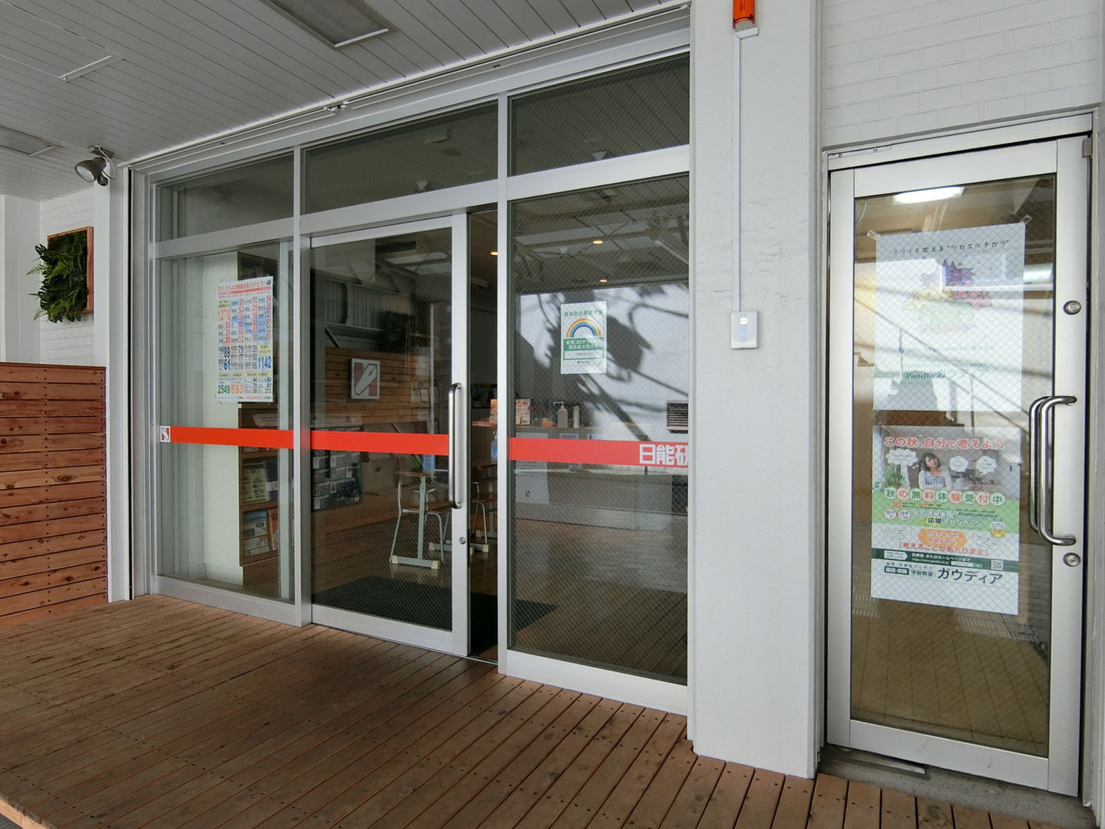 1階テナント出入口