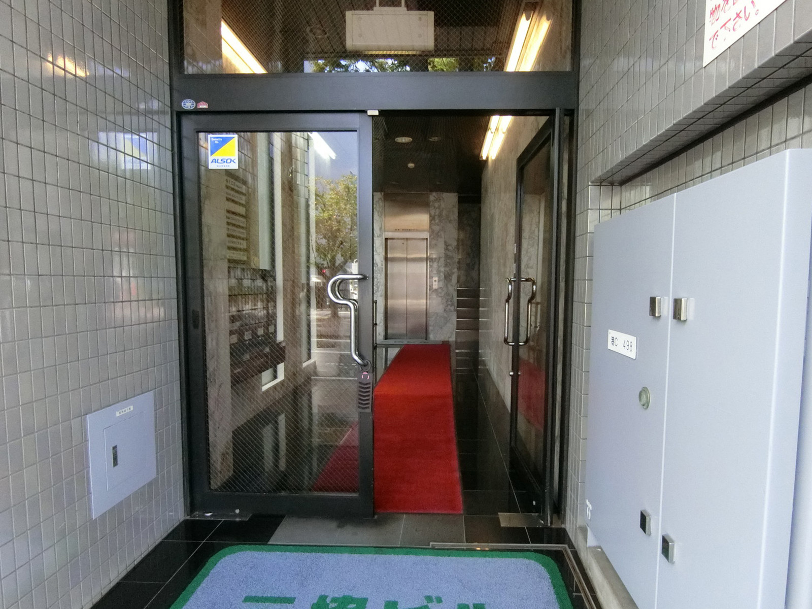 オフィスビル出入り口