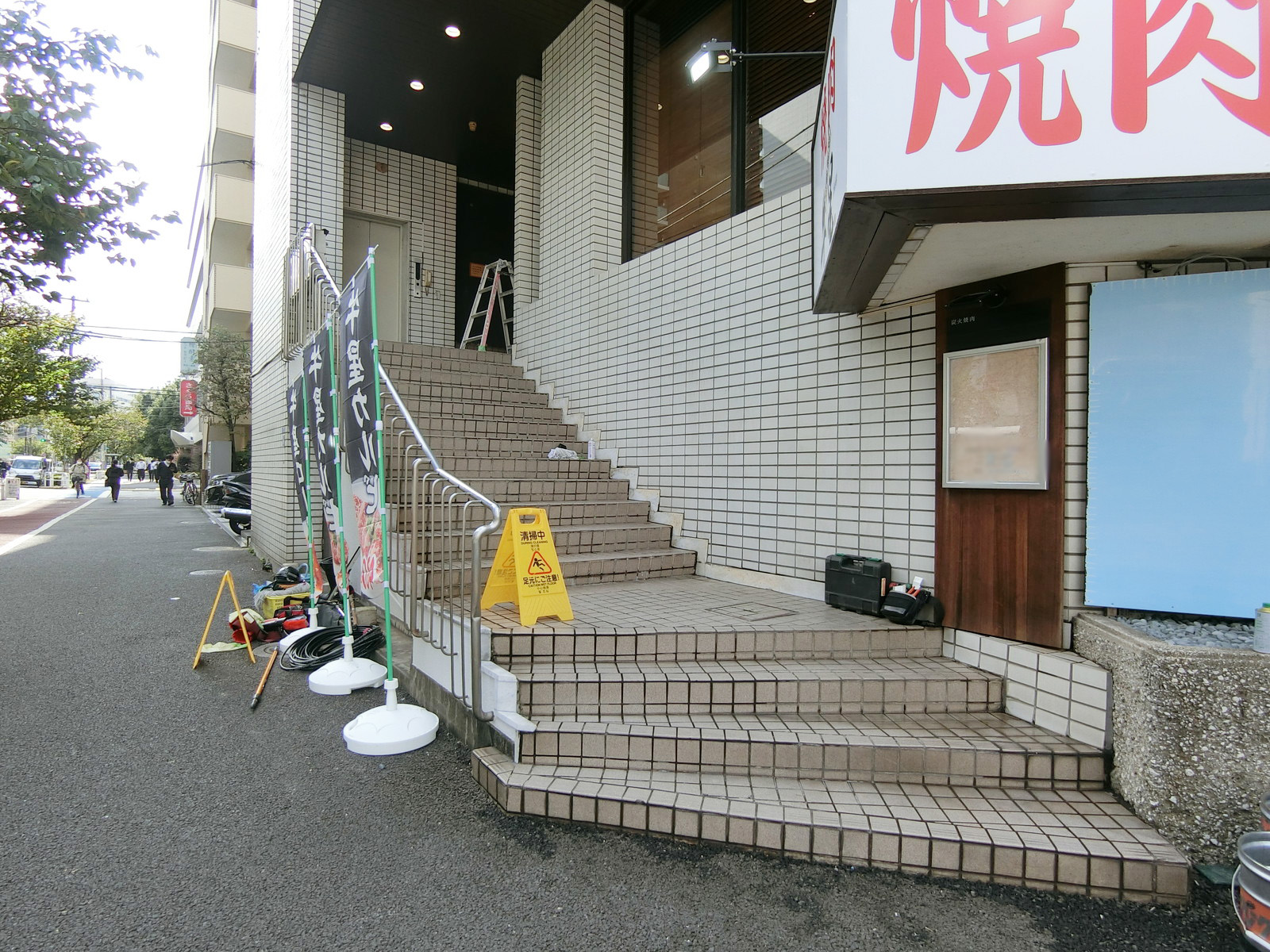 オフィスビル出入り口