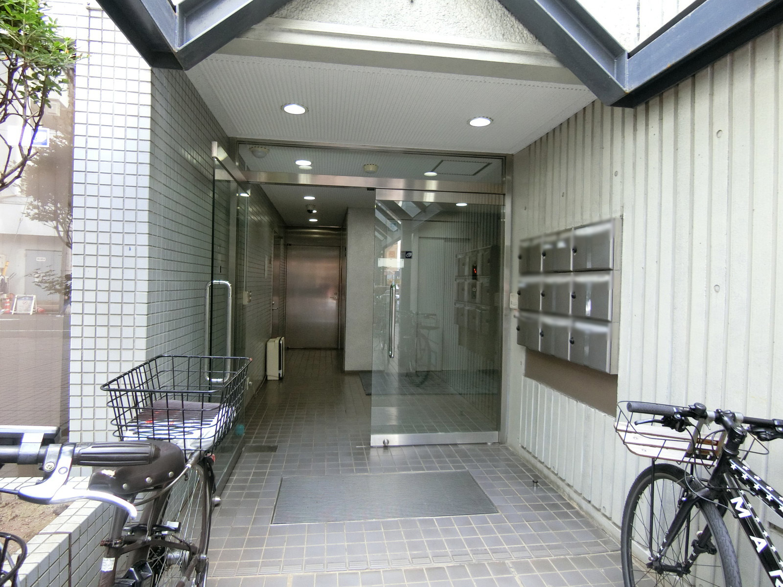 オフィスビル出入り口