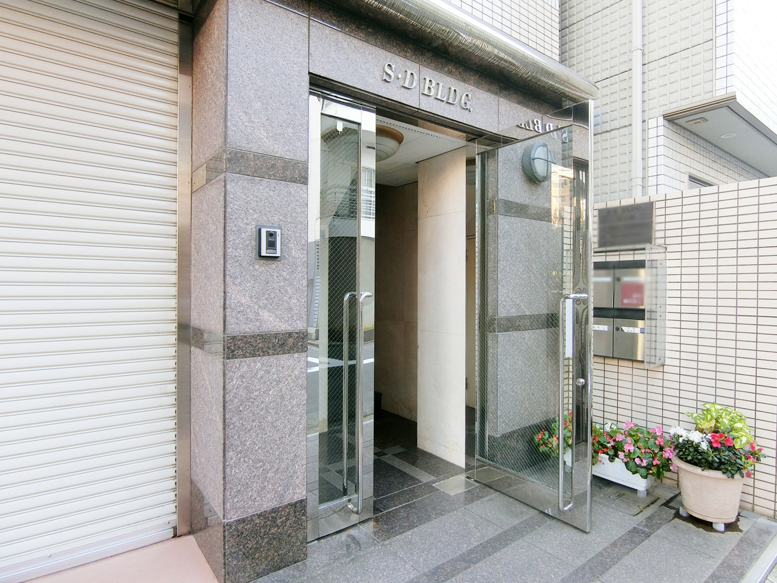 オフィスビル出入り口