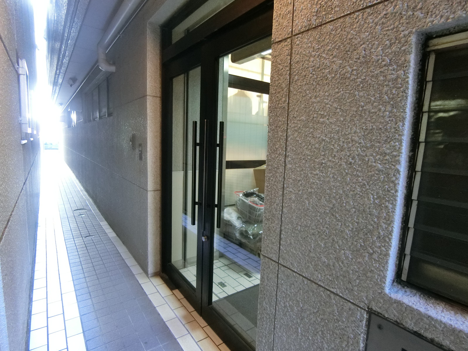 オフィスビル出入り口