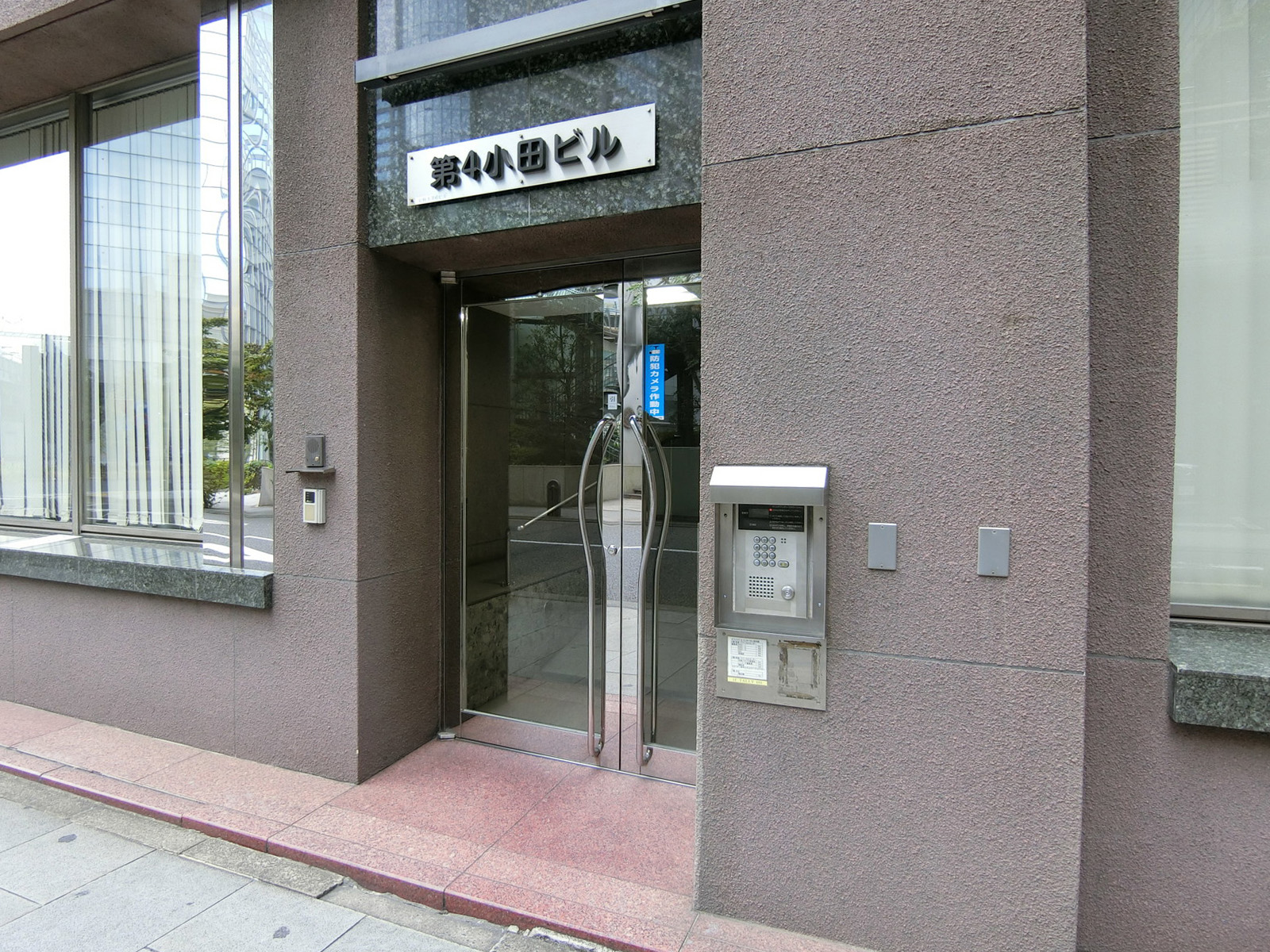 オフィスビル出入り口
