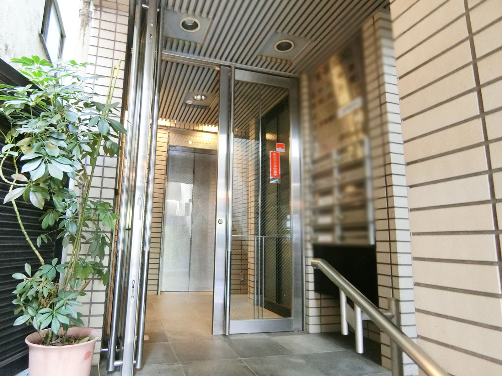 オフィスビル出入口