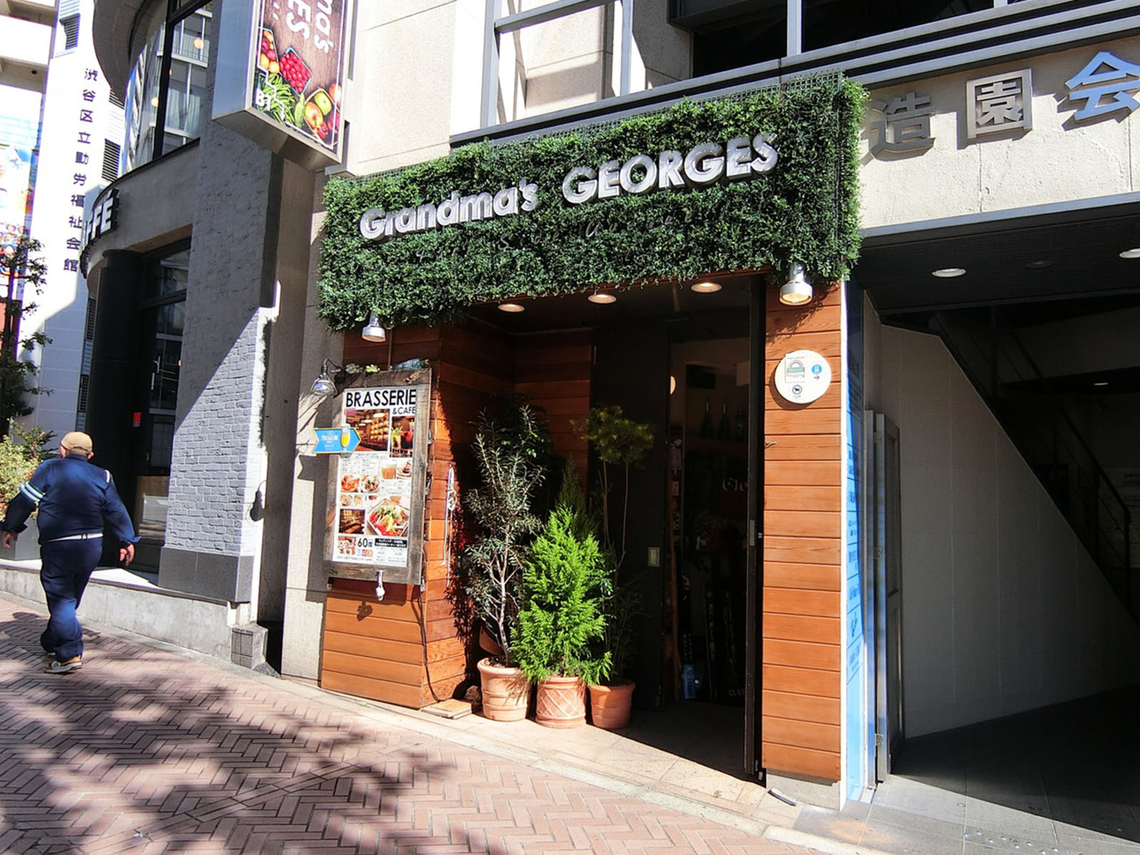 地下1階飲食店の出入口
