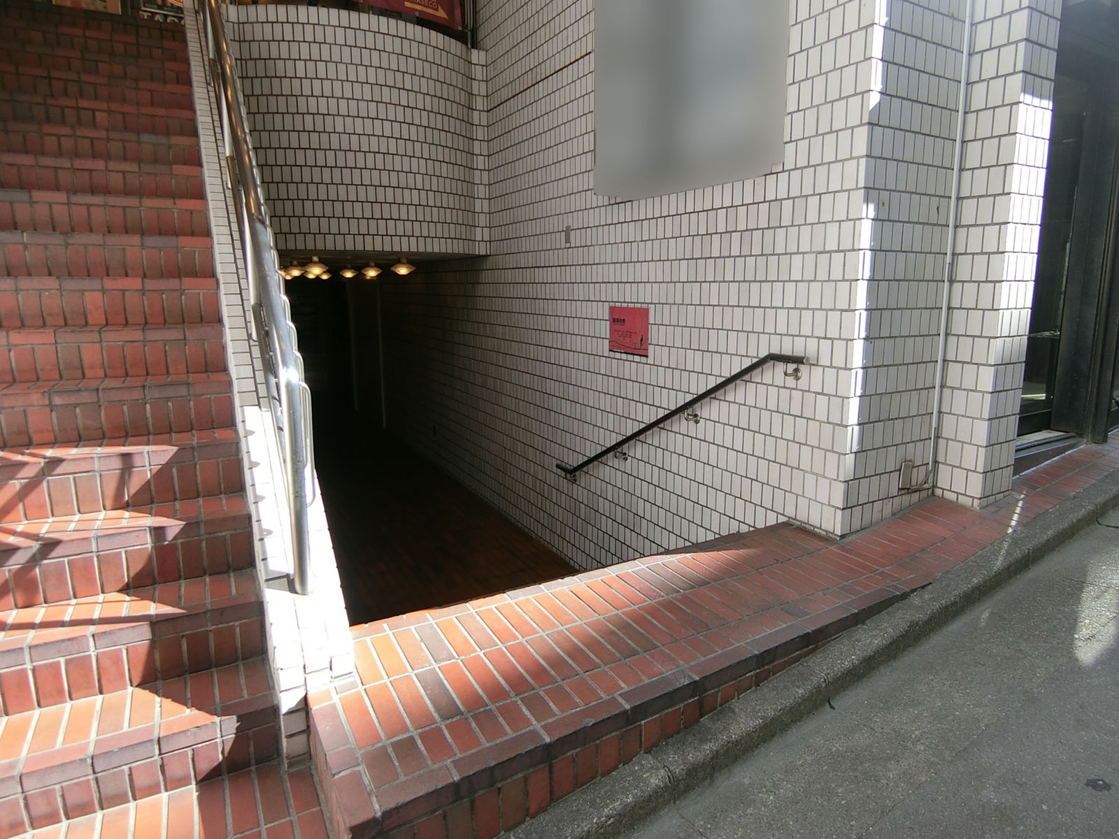 オフィスビル出入口