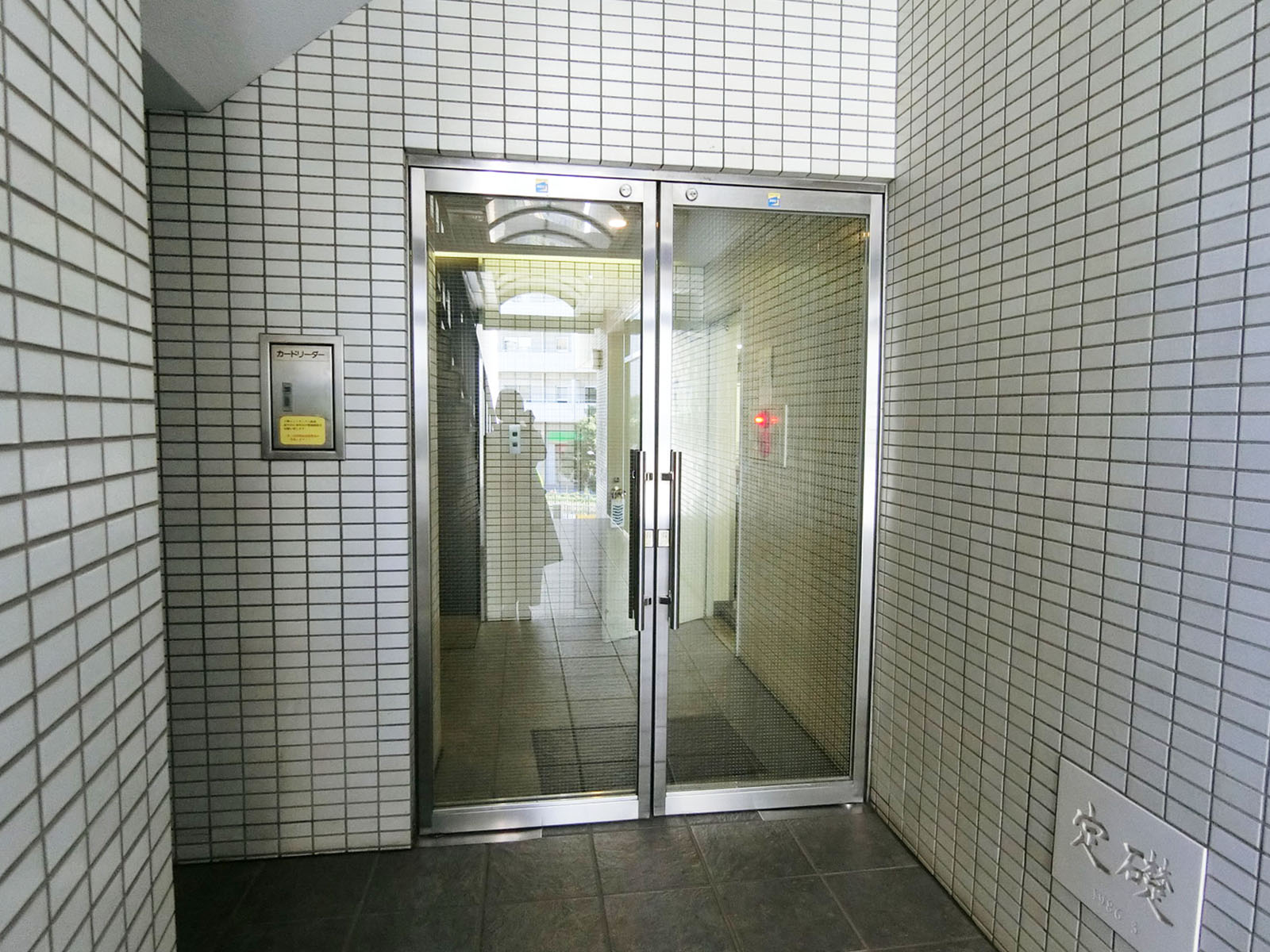 オフィスビル出入口