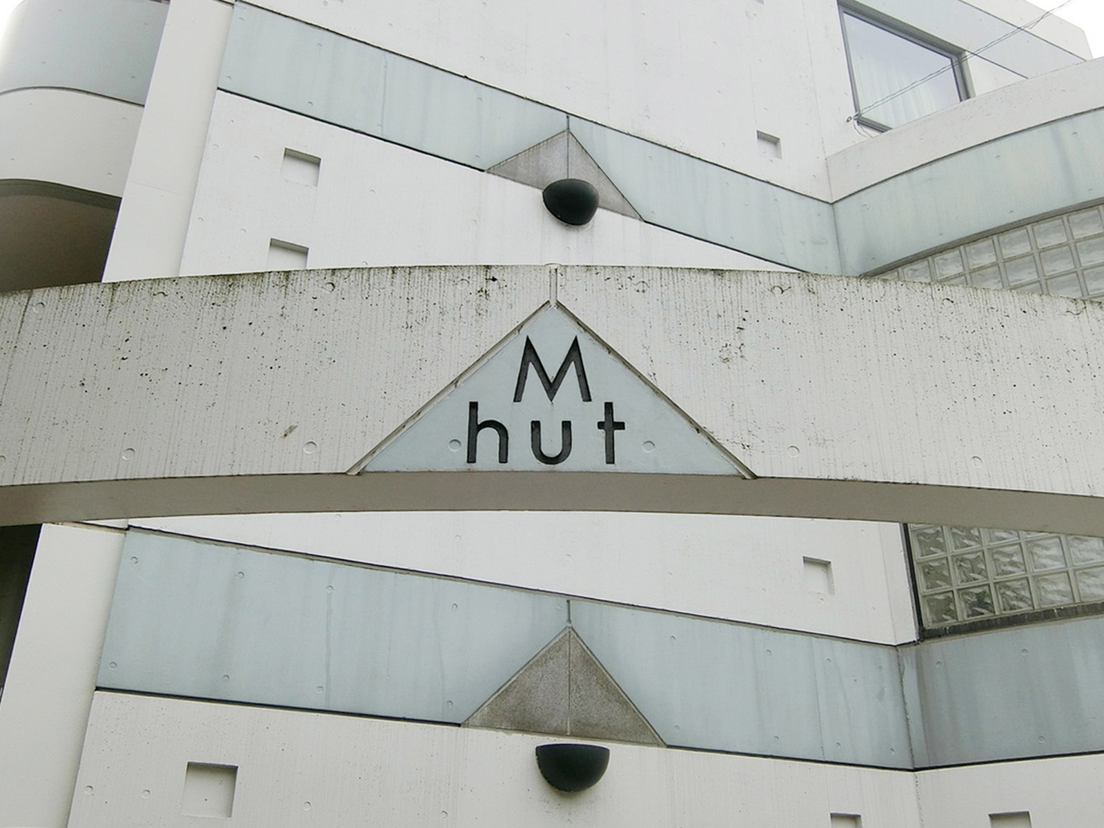 ネームプレート：M・HUTビル