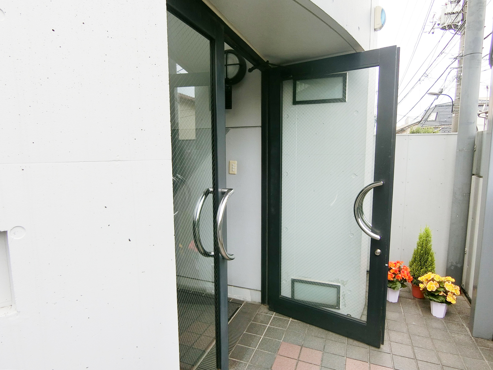 オフィスビル出入り口