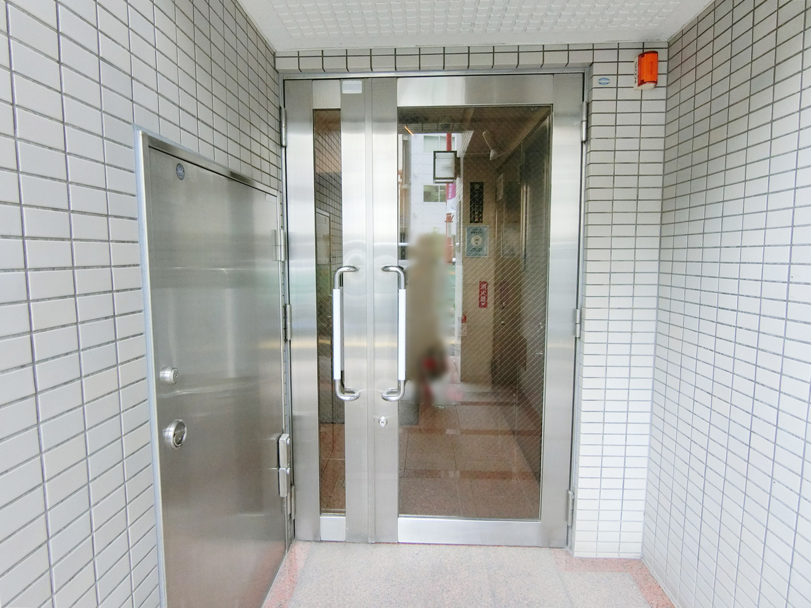 オフィスビル出入り口