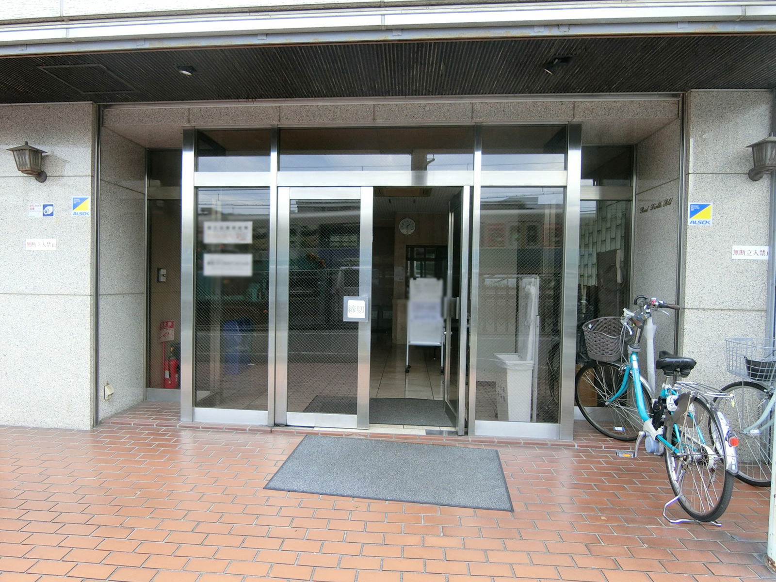オフィスビル出入り口